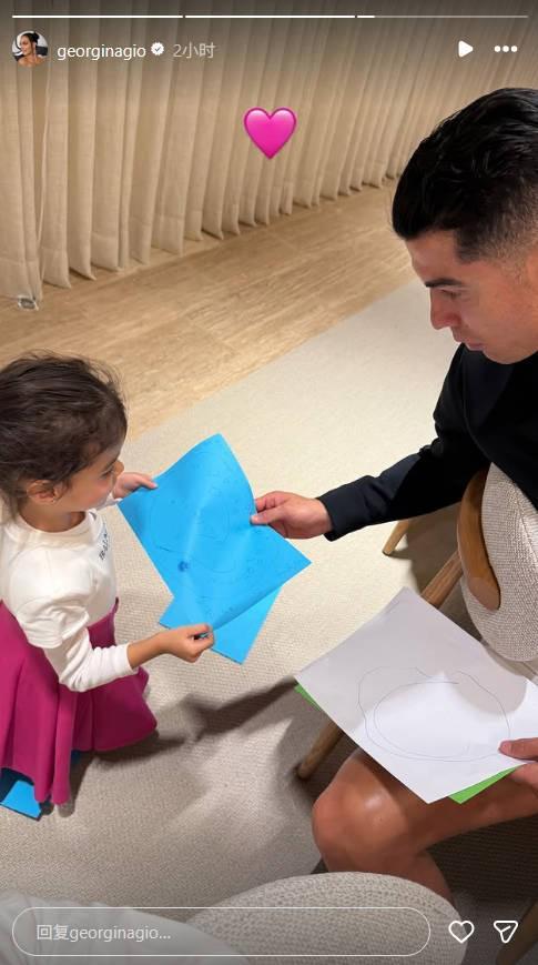 乔治娜晒C罗在家带女儿照片，他已经连续两场比赛缺席